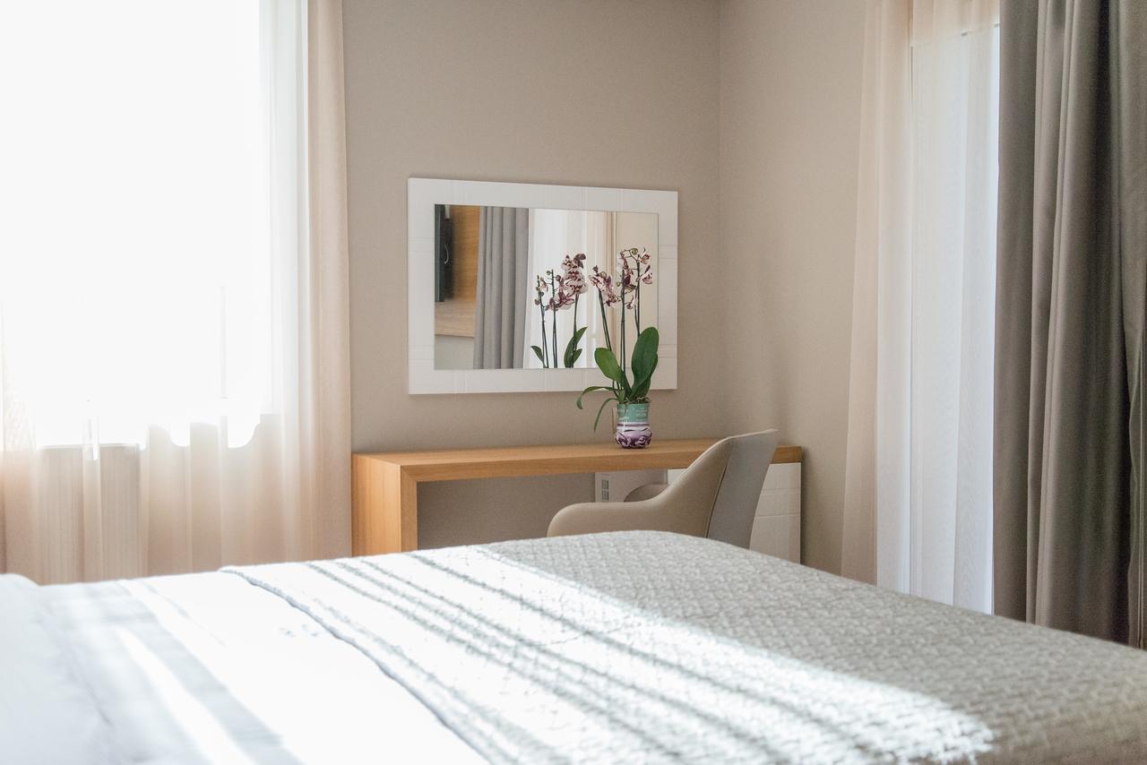 King Lodge Athena Bagian luar foto