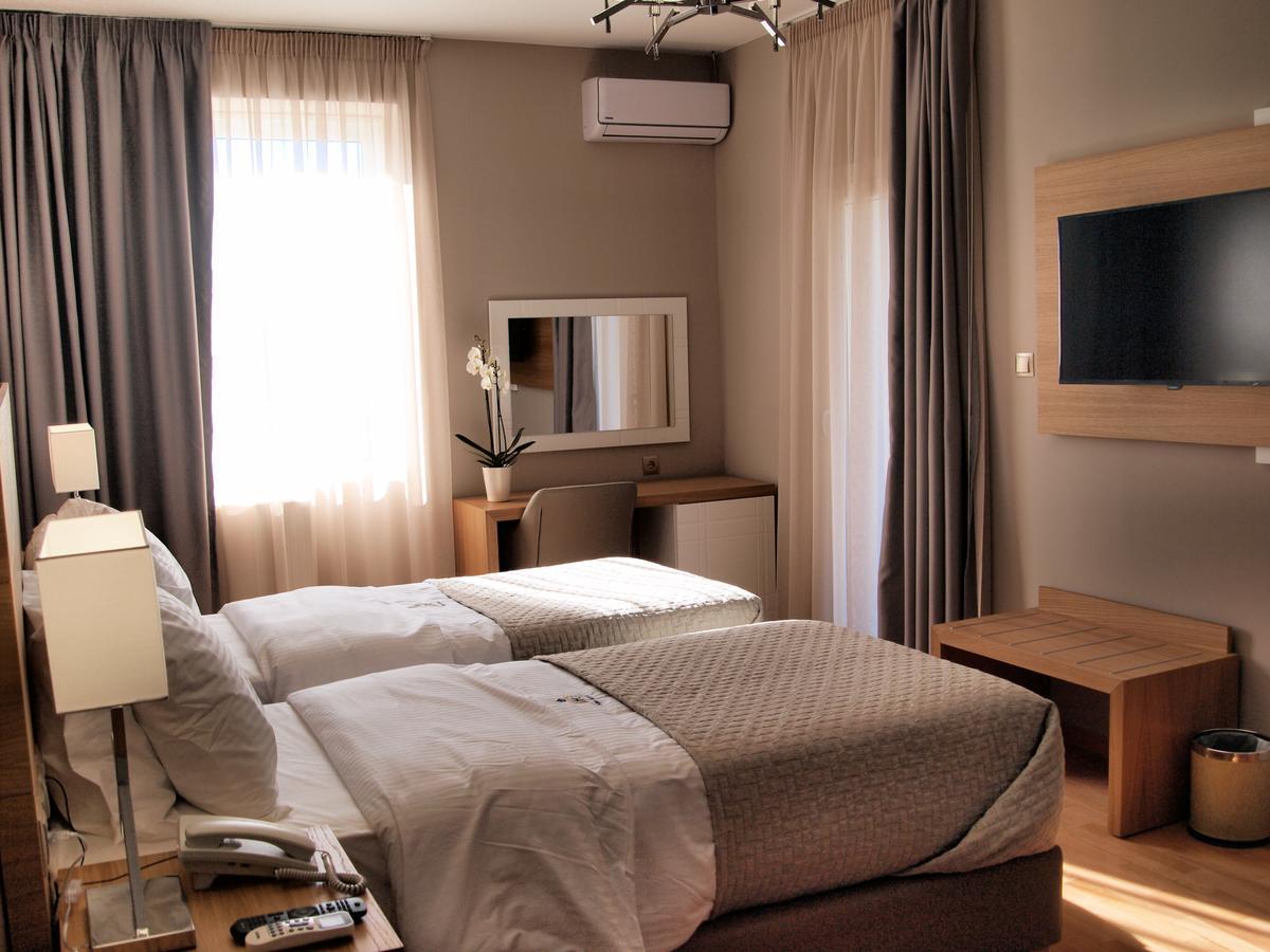 King Lodge Athena Bagian luar foto