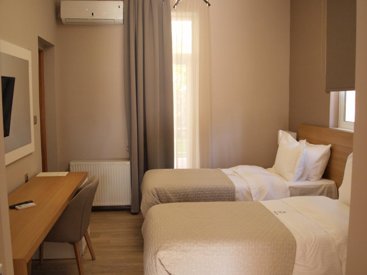 King Lodge Athena Bagian luar foto