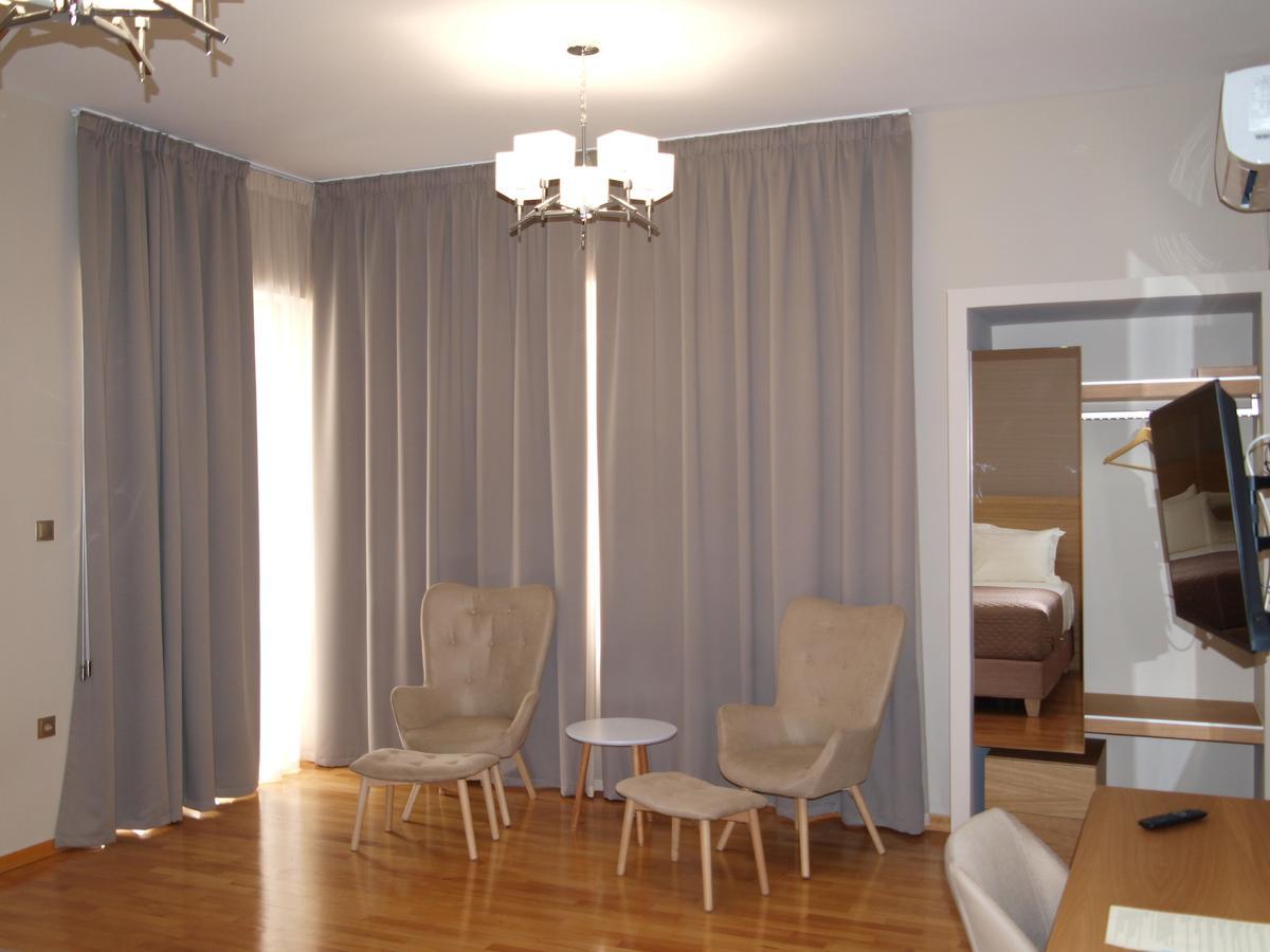 King Lodge Athena Bagian luar foto
