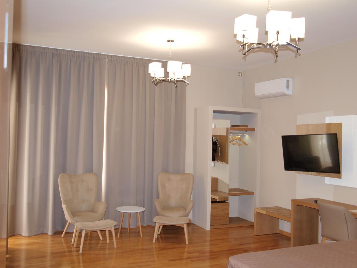 King Lodge Athena Bagian luar foto