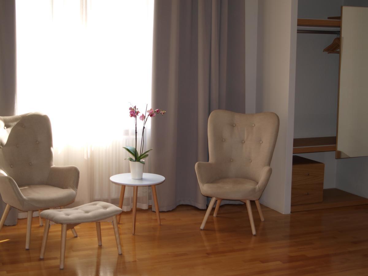 King Lodge Athena Bagian luar foto