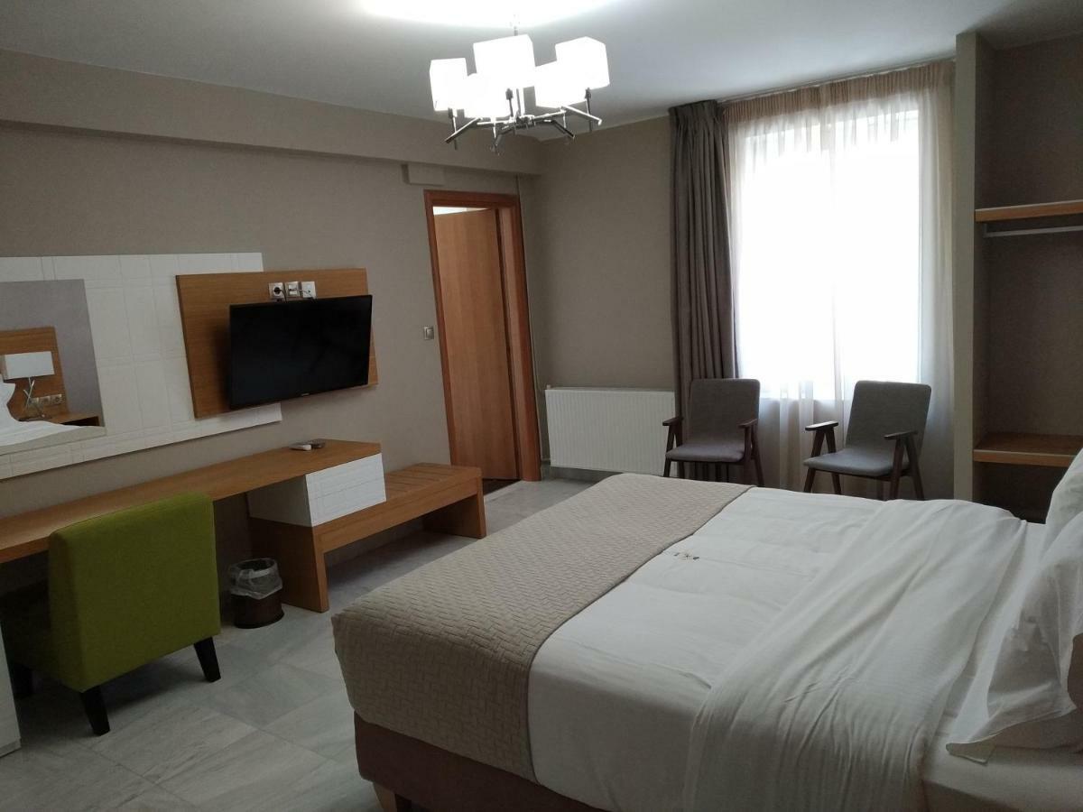 King Lodge Athena Bagian luar foto